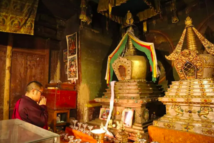 Файл:Adzom Gyalse2.png