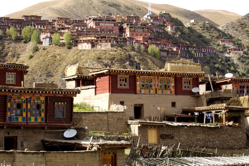 Файл:DzongsarMonastery2.jpg